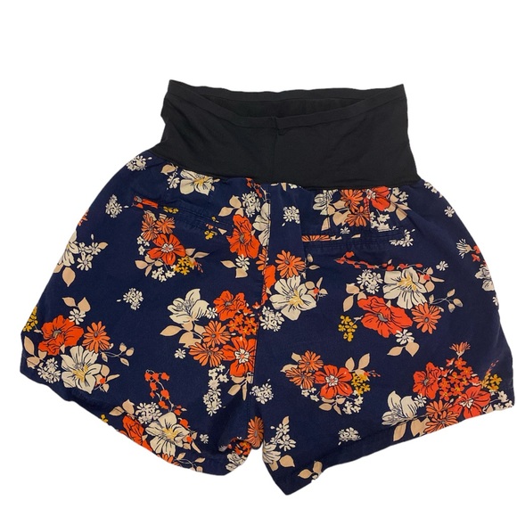 Size 8-Maternity full panel shorts-Old Navy - Picture 2 of 3